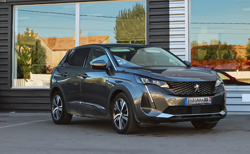 Découvrez ce Peugeot 3000 HYBRID 225 E-EAT8 de 2021 avec 74 300 km. SUV hybride essence/électrique puissant et confortable, boîte automatique 8 rapports, entièrement révisé. Disponible à Frontignan chez Garcia Automobiles. Reprise possible.