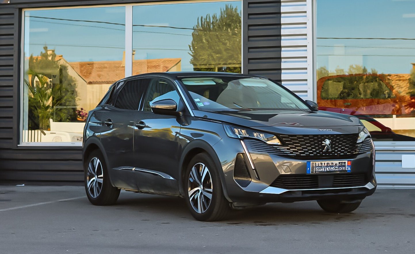 Découvrez ce Peugeot 3000 HYBRID 225 E-EAT8 de 2021 avec 74 300 km. SUV hybride essence/électrique puissant et confortable, boîte automatique 8 rapports, entièrement révisé. Disponible à Frontignan chez Garcia Automobiles. Reprise possible.