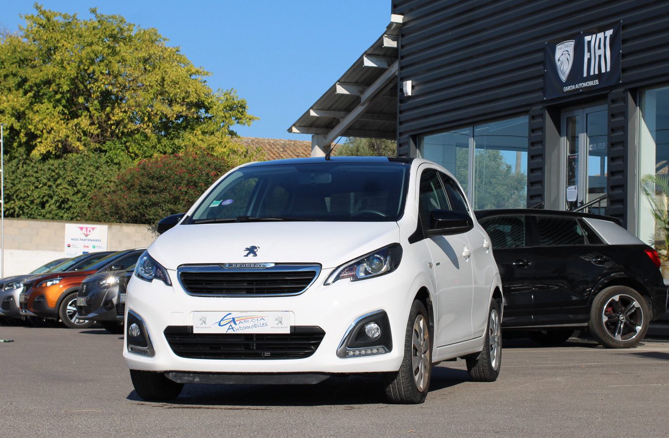 Peugeot 108 Style 2021 blanche et pavillon noir, vue avant, 5 portes, à vendre à Frontignan