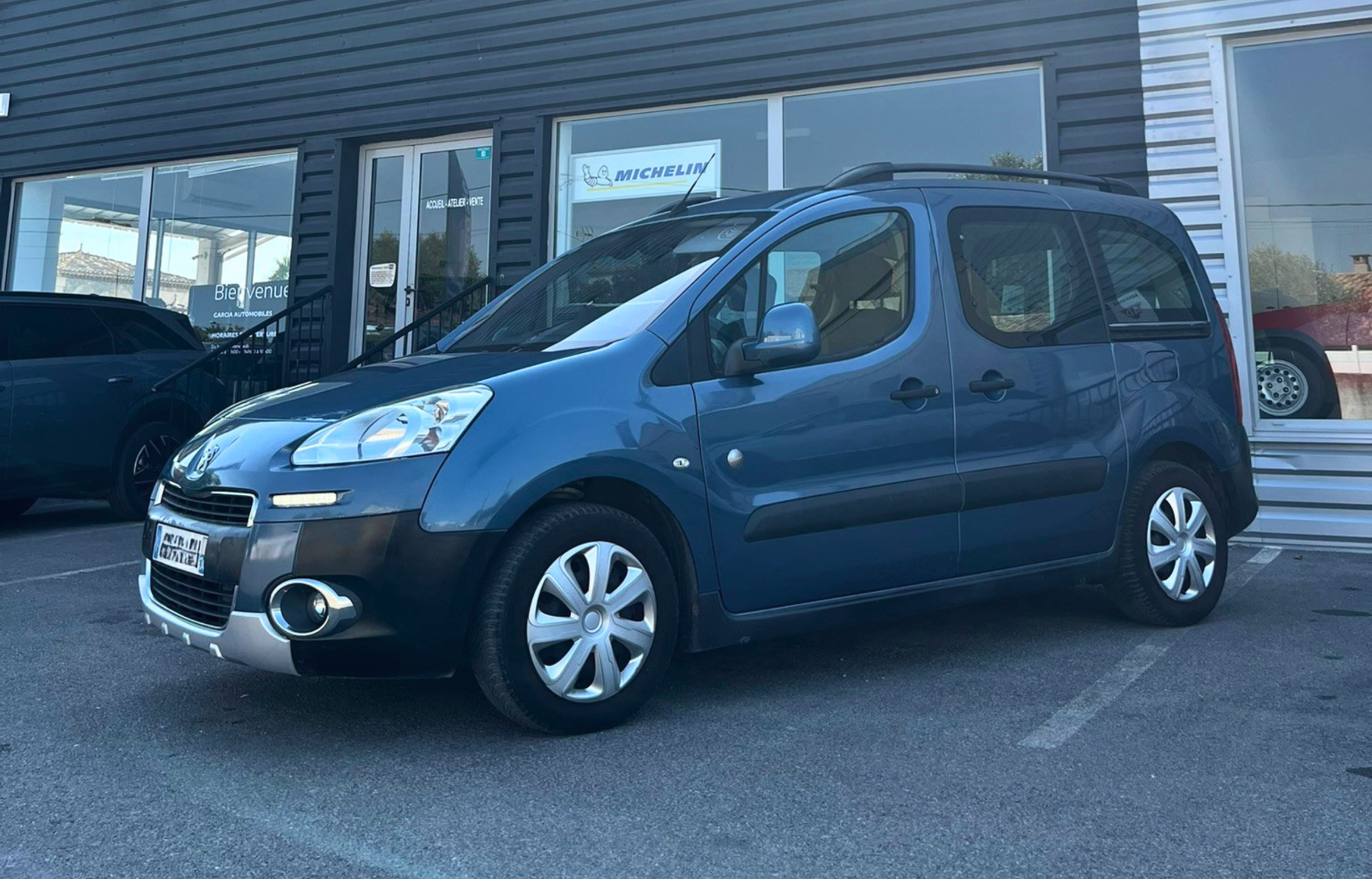 Peugeot Partner Tepee 1.6 BlueHDi 100 Outdoor de 2014 diesel à boîte manuelle, 178 500 km, équipé du GPS, Bluetooth, climatisation automatique et régulateur de vitesse, disponible chez Garcia Automobiles à Frontignan.